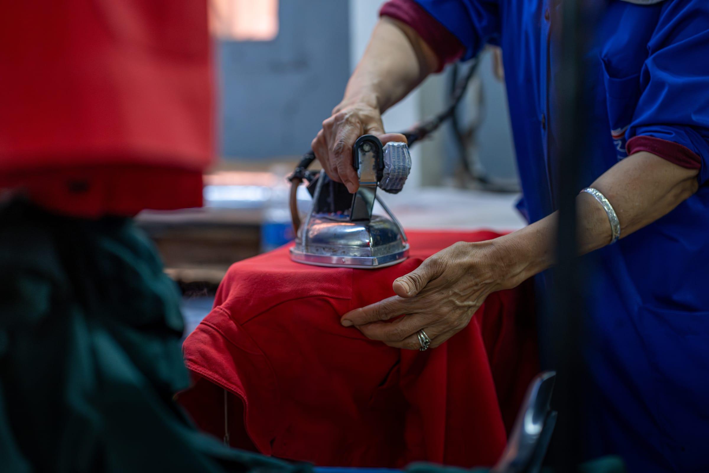Finition d'un vêtement dans l'atelier PROVETEX